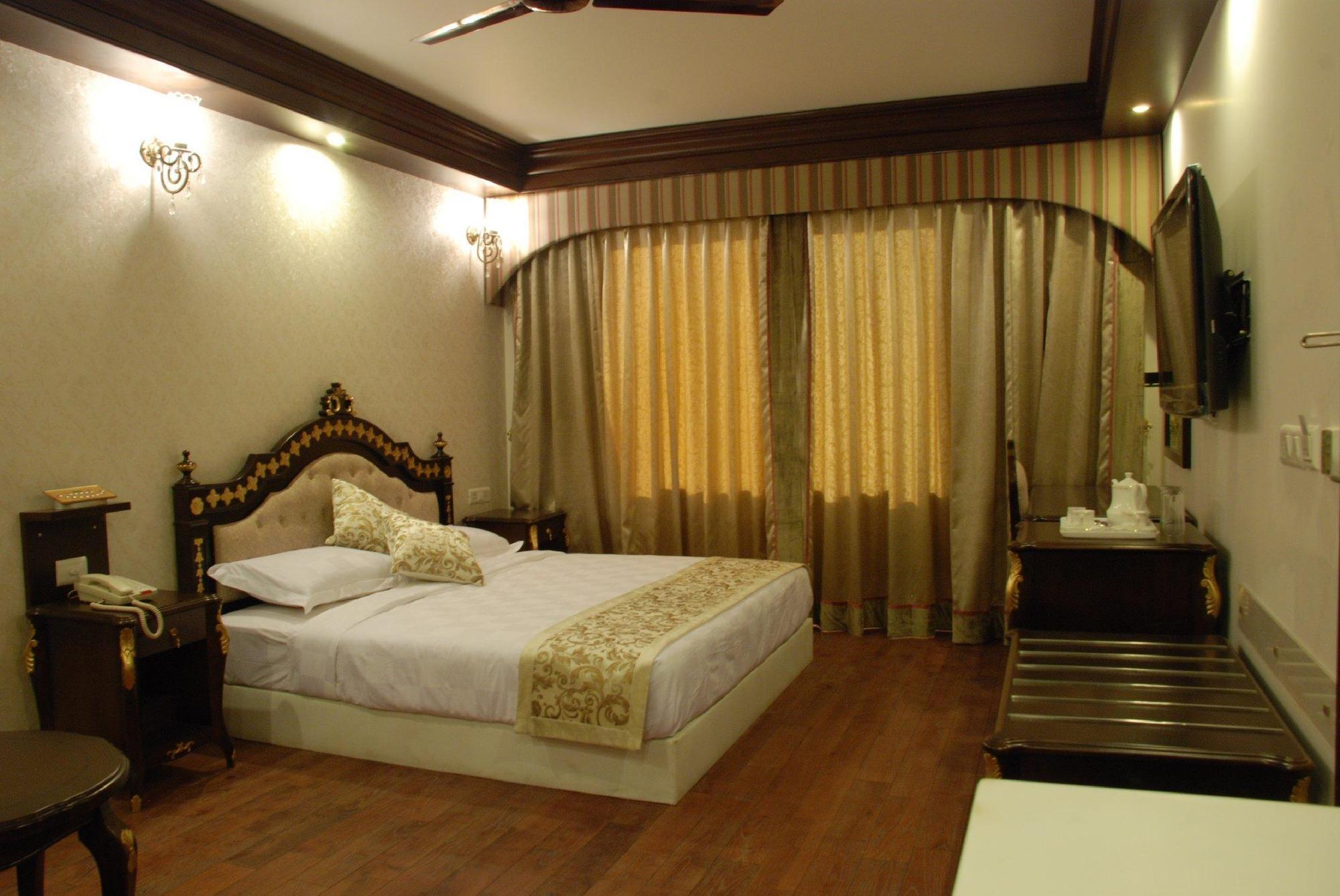 Treebo Tryst Royce New Friends Colony Hotel New Delhi Exterior photo