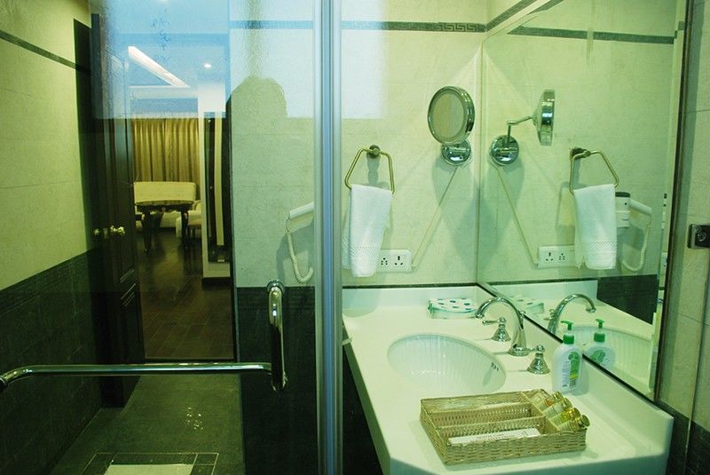 Treebo Tryst Royce New Friends Colony Hotel New Delhi Exterior photo