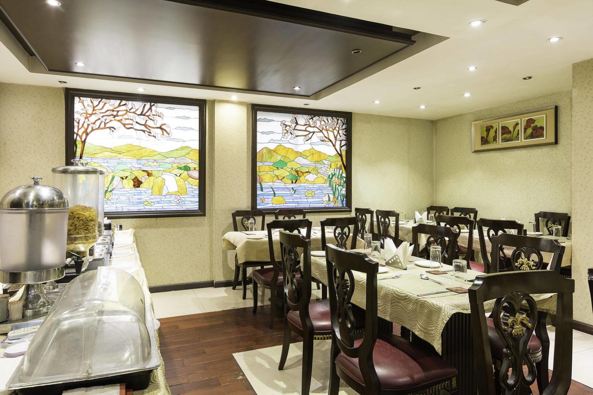 Treebo Tryst Royce New Friends Colony Hotel New Delhi Exterior photo