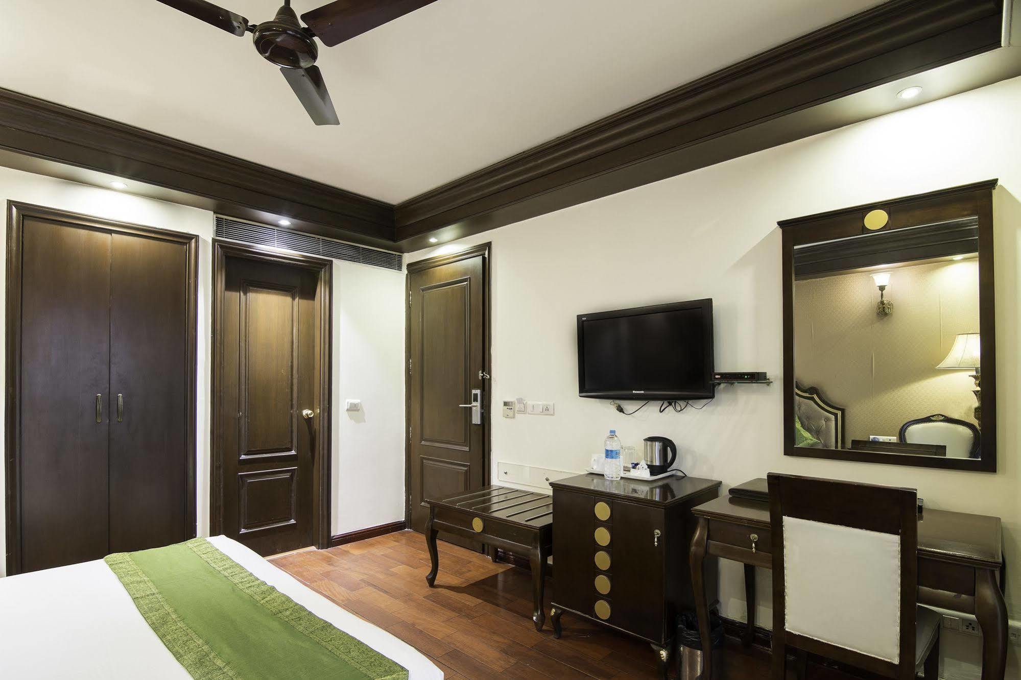 Treebo Tryst Royce New Friends Colony Hotel New Delhi Exterior photo